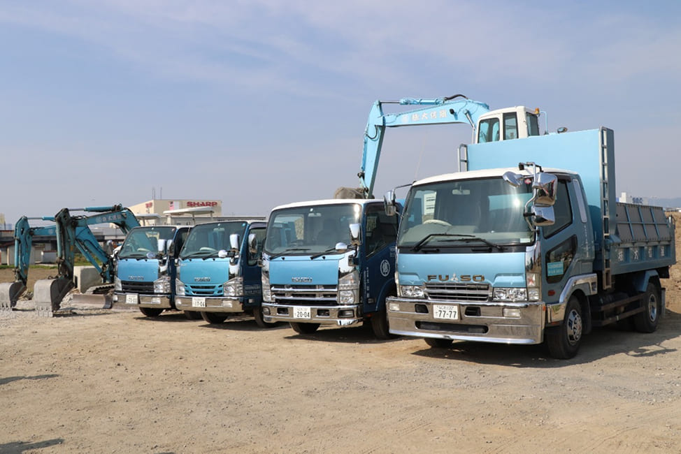 トラックや重機が並んでいる